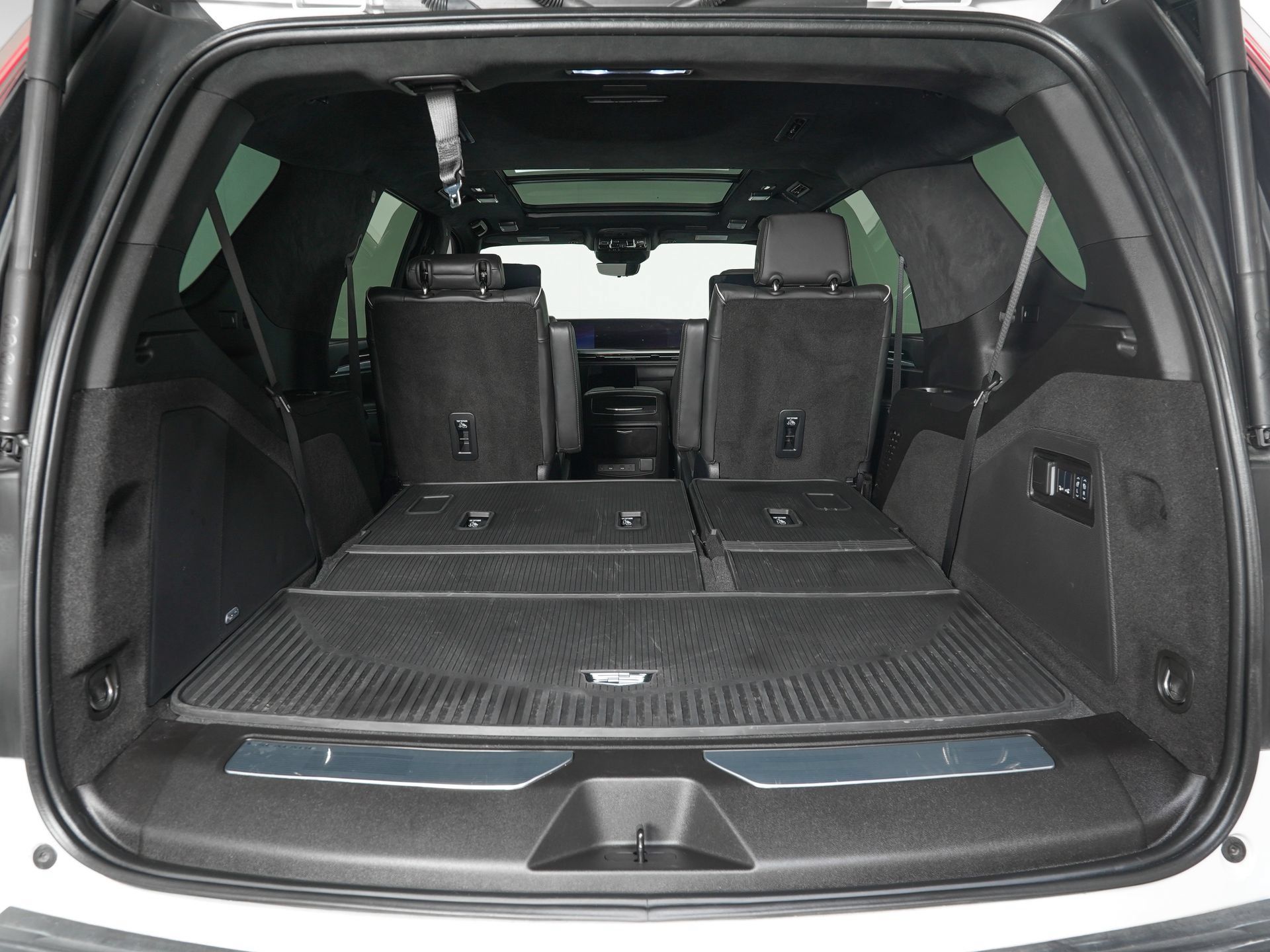 Used 2025 Cadillac Escalade Sport Platinum w/ LPO, ONYX Package AWD/4WD image 13