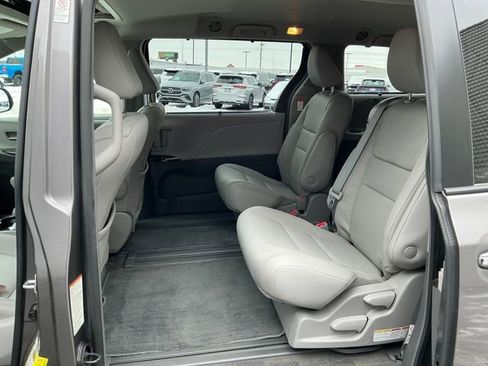 Used 2018 Toyota Sienna L image 18