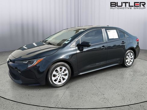 Used 2021 Toyota Corolla LE FWD image 1