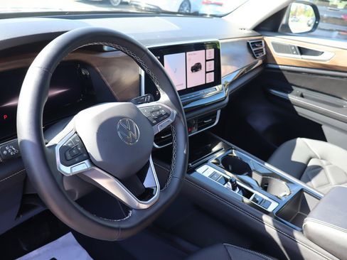Used 2025 Volkswagen Atlas SE w/ Panoramic Sunroof Package AWD/4WD image 9
