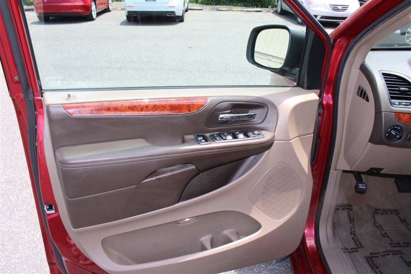 Used 2013 Chrysler Town & Country Touring FWD image 10
