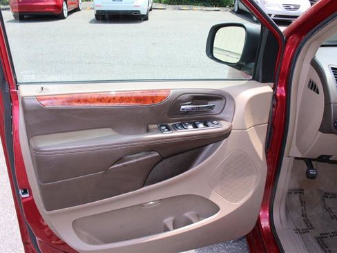 Used 2013 Chrysler Town & Country Touring FWD image 10