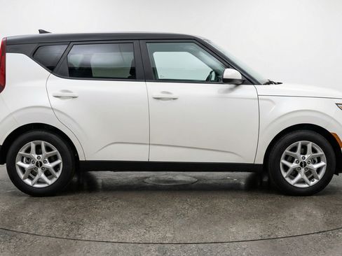 Used 2025 Kia Soul LX w/ LX Technology Package FWD image 11