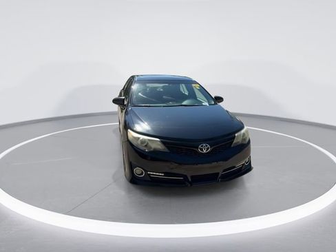 Used 2014 Toyota Camry SE w/ Leather Package FWD image 2