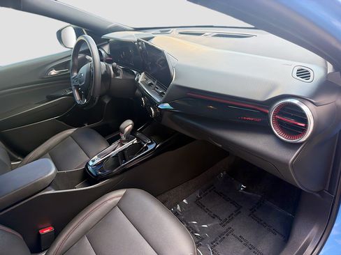 Used 2024 Chevrolet Trax RS FWD image 29