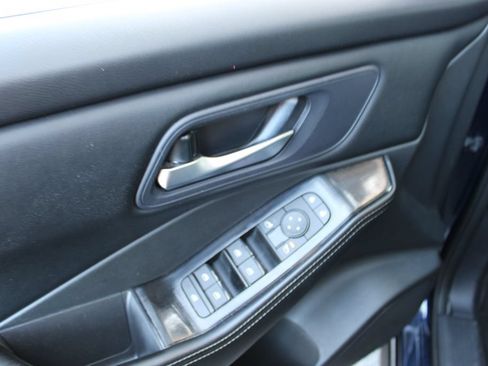 Used 2024 Nissan Rogue SV FWD image 13
