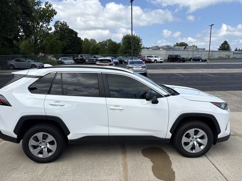 Used 2020 Toyota RAV4 LE FWD image 3