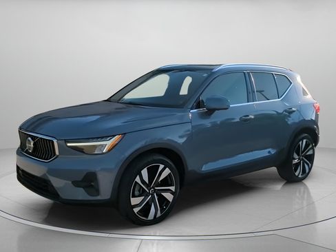 Used 2023 Volvo XC40 B5 Plus w/ Protection Package Premier AWD/4WD image 13