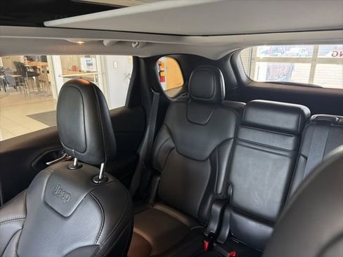 Used 2019 Jeep Cherokee Limited w/ Luxury Group AWD/4WD image 13