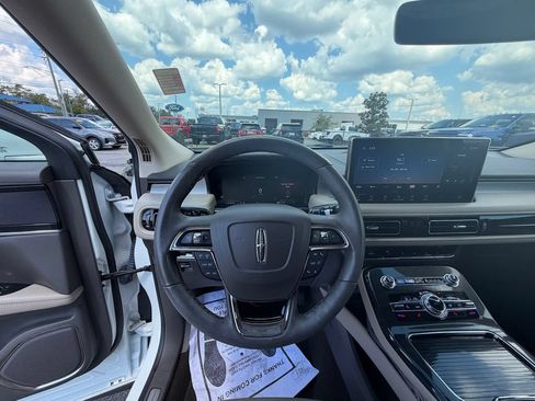 Used 2023 Lincoln Nautilus FWD w/ Premium Package image 8