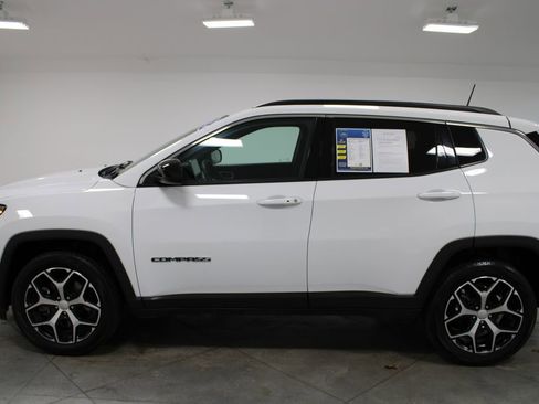 Used 2024 Jeep Compass Latitude AWD/4WD image 6