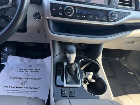 Used 2019 Toyota Highlander XLE AWD/4WD image 11