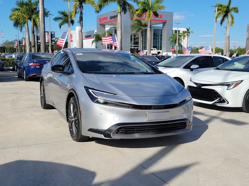 Used 2024 Toyota Prius XLE image 2