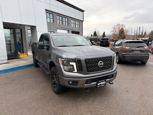 Used 2018 Nissan Titan SL w/ Midnight Edition image 5