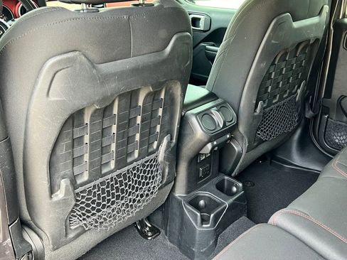 Used 2018 Jeep Wrangler Unlimited Rubicon AWD/4WD image 36