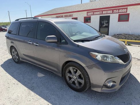 Used 2014 Toyota Sienna SE FWD image 1