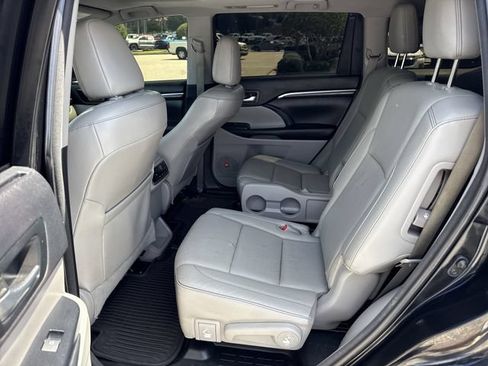 Used 2016 Toyota Highlander Limited FWD image 10
