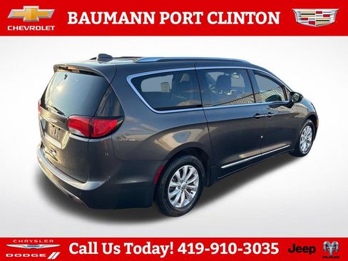 Used 2018 Chrysler Pacifica Touring-L FWD image 6