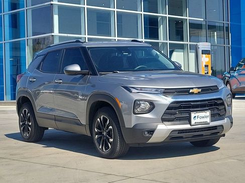 Used 2023 Chevrolet TrailBlazer LT w/ Convenience Package AWD/4WD image 2