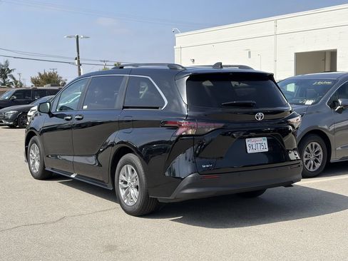 Used 2026 Toyota Sienna XLE FWD image 4