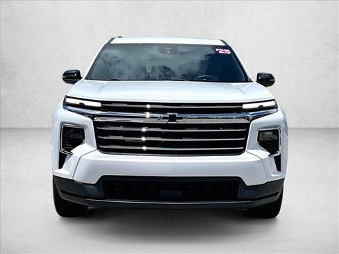 Used 2025 Chevrolet Traverse LT FWD image 3