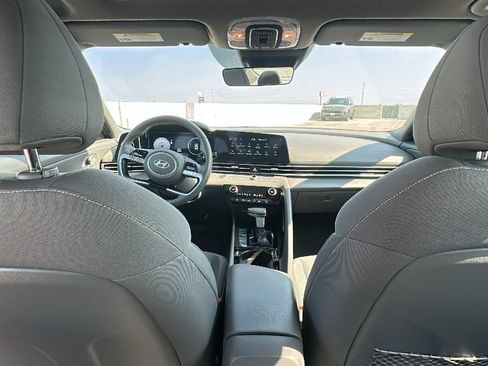 Used 2025 Hyundai Elantra SEL FWD image 29