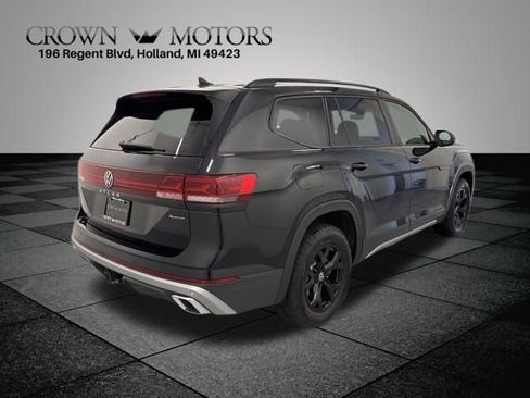 Used 2025 Volkswagen Atlas Peak Edition SE image 6