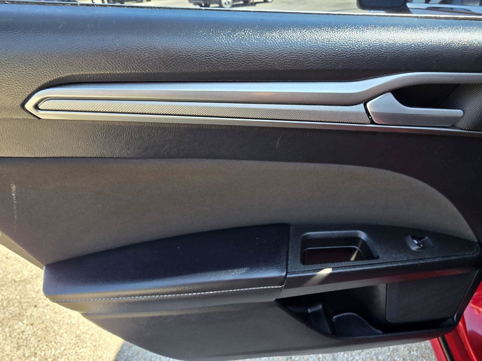 Used 2020 Ford Fusion SE FWD image 32
