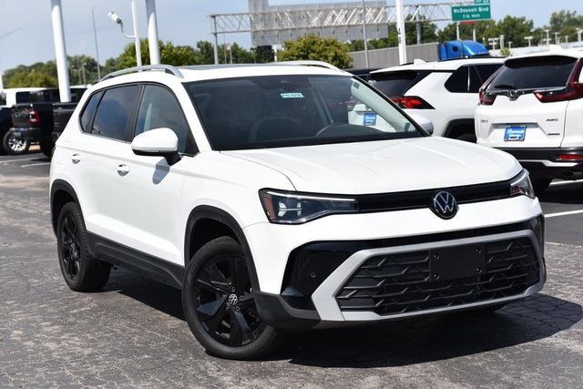 Used 2025 Volkswagen Taos SE w/ Panoramic Sunroof Package FWD image 2