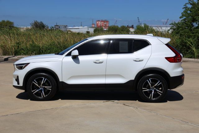 Used 2025 Volvo XC40 B5 Core w/ Climate Package AWD/4WD image 5