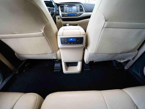 Used 2018 Toyota Highlander XLE AWD/4WD image 22