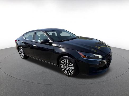 Used 2025 Nissan Altima 2.5 SV FWD image 2