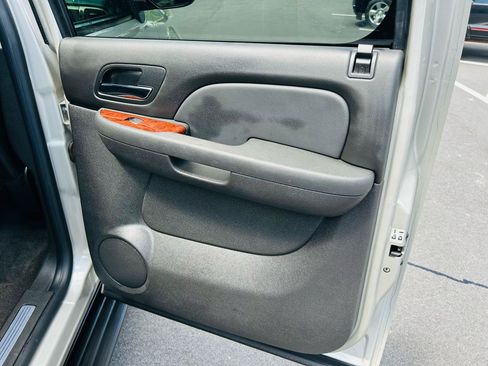 Used 2009 GMC Yukon XL SLT RWD image 32