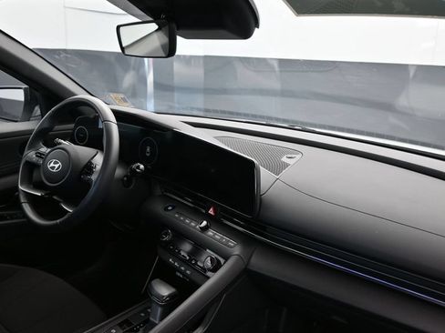 Used 2025 Hyundai Elantra SEL FWD image 12