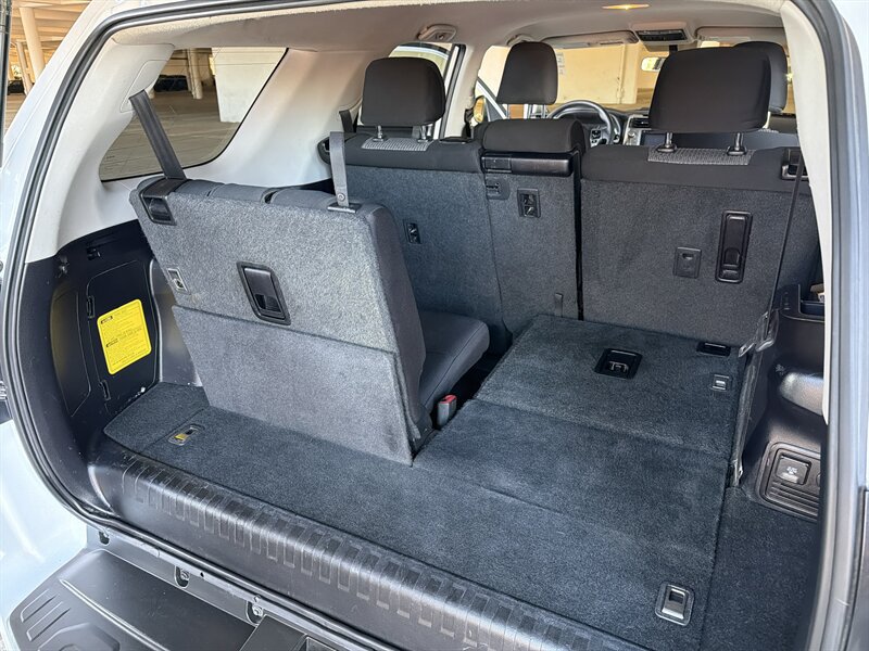 Used 2018 Toyota 4Runner SR5 AWD/4WD image 18