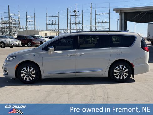 Used 2021 Chrysler Pacifica Limited w/ Premium & Safety Sphere Group image 9