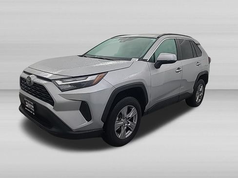 Used 2025 Toyota RAV4 XLE AWD/4WD image 8