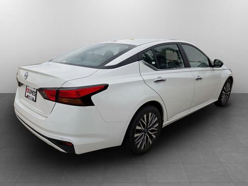 Used 2025 Nissan Altima 2.5 SV FWD image 5