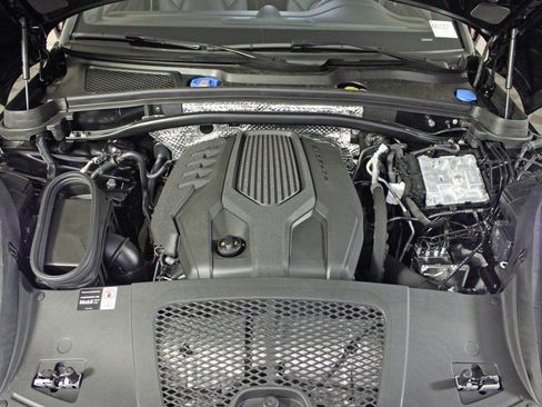 Certified 2026 Porsche Macan AWD/4WD image 41