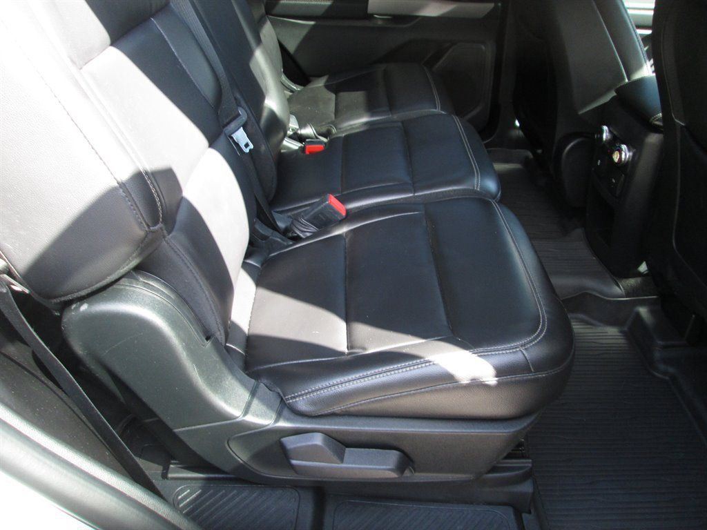 Used 2020 Ford Explorer XLT w/ Equipment Group 202A AWD/4WD image 5