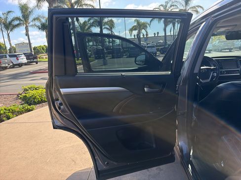 Used 2018 Toyota Highlander XLE FWD image 15