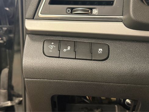 Used 2018 Hyundai Elantra SEL FWD image 24