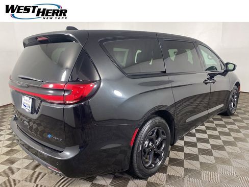 Used 2023 Chrysler Pacifica Touring-L w/ S Appearance Package image 20