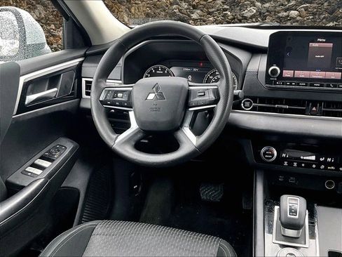 Used 2022 Mitsubishi Outlander ES image 5