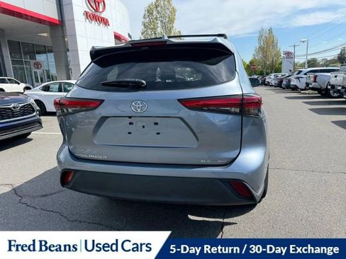 Used 2022 Toyota Highlander XLE AWD/4WD image 7