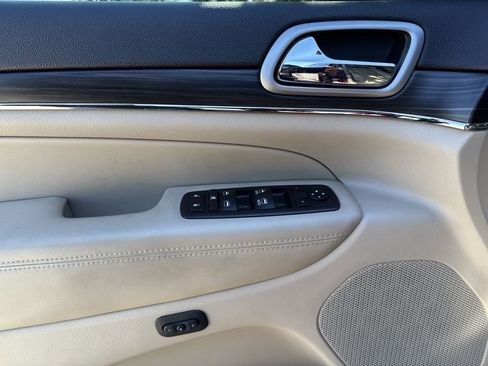 Used 2019 Jeep Grand Cherokee Limited w/ Luxury Group II image 17