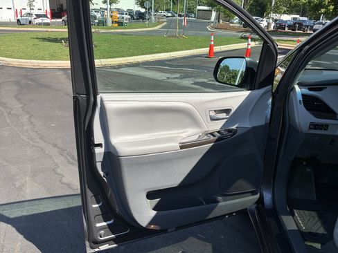 Used 2015 Toyota Sienna XLE w/ XLE Navigation Package FWD image 14