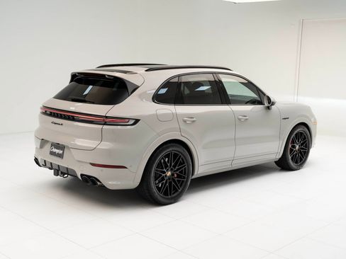 Used 2025 Porsche Cayenne S image 9