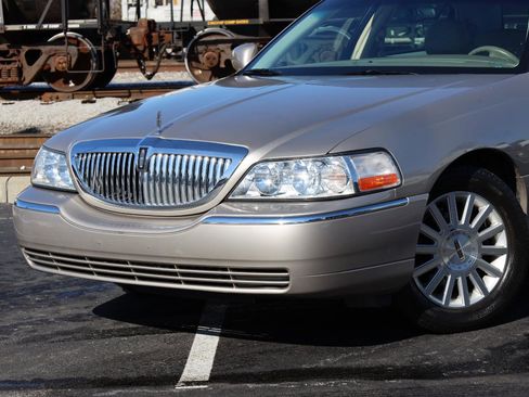 Used 2003 Lincoln Town Car Executive RWD image 4