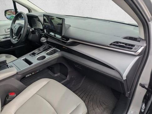 Used 2025 Toyota Sienna XLE image 20